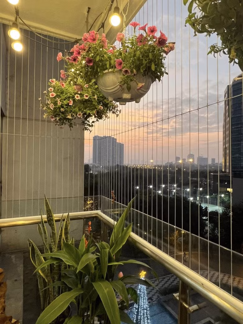 View ban công nhìn xuống bể bơi chung của khu chung cư.