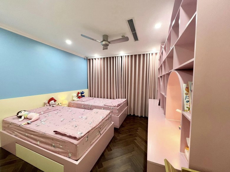 Phòng ngủ của hai con gái lớn Tự Long có gam màu hồng.