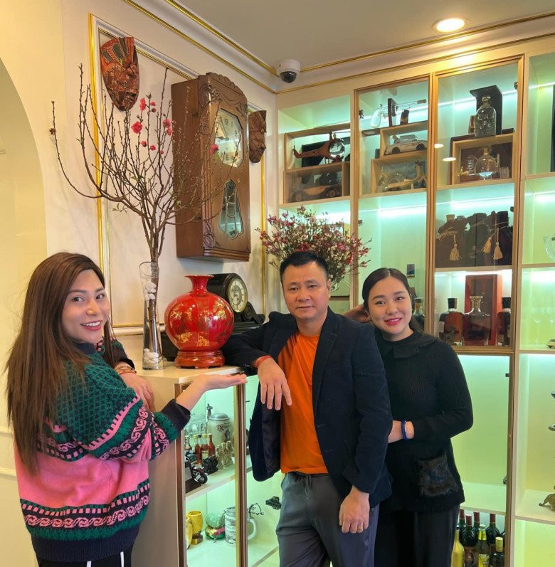 Nghệ sĩ Tự Long thích sưu tầm những chai rượu có hình dáng lạ nên trong nhà cũng có một kệ rượu để anh thoả sức trưng bày.