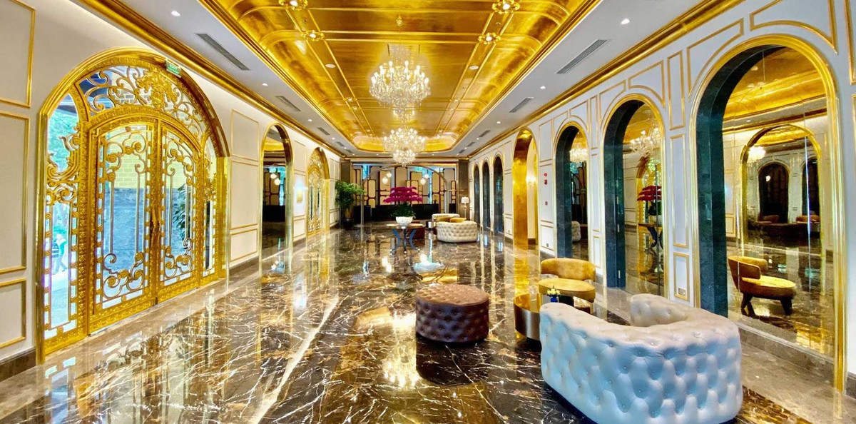 Theo tờ Daily Mail, toà nhà được dát khoảng một tấn vàng. Ảnh: Dolce by Wyndham Hanoi Golden Lake