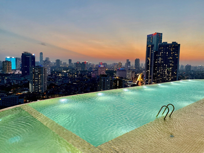 Đặc biệt, trong khách sạn có cả một hồ bơi được lát gạch vàng 24 carat. Ảnh: Dolce by Wyndham Hanoi Golden Lake