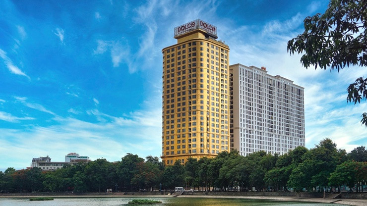 Tọa lạc bên bờ hồ Giảng Võ (Hà Nội), khách sạn Dolce by Wyndham Hanoi Golden Lake nổi bật trên nhiều trang báo nước ngoài như Reuters, AFP... bởi toàn bộ gạch ốp bên ngoài và nội thất phủ vàng 24K. Ảnh: Reuters