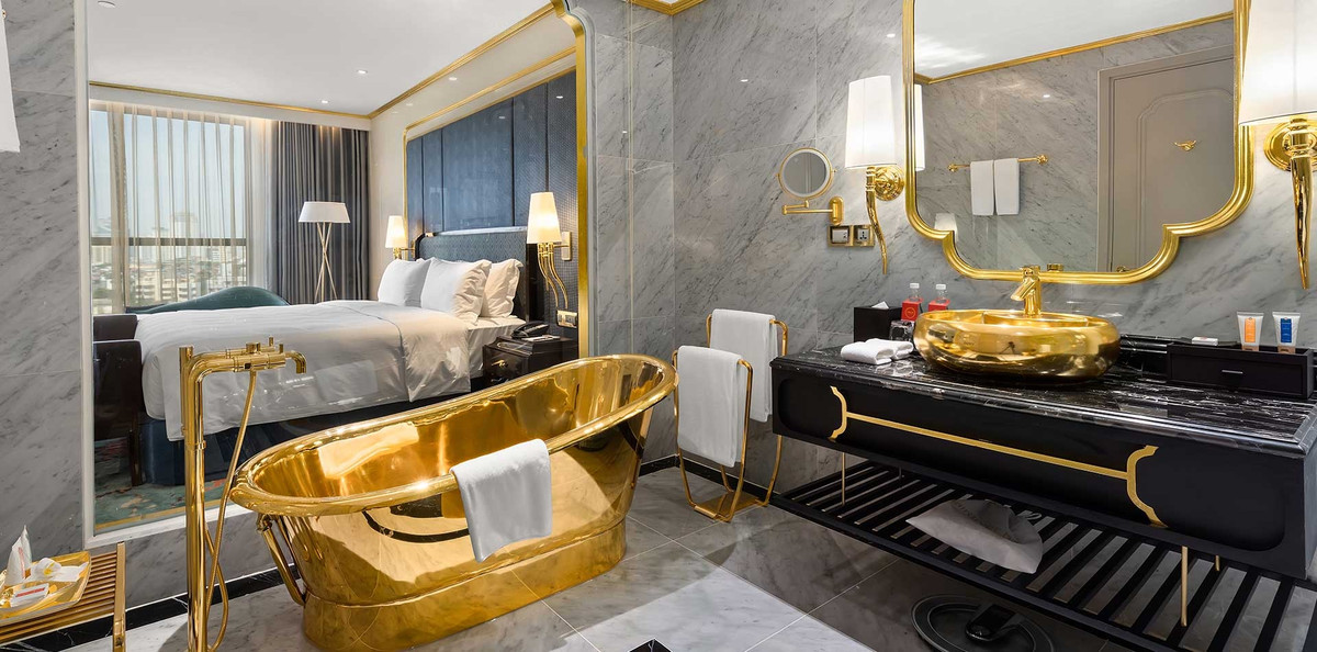 Từ dao, dĩa, cốc, đến bồn tắm, bồn rửa mặt, thậm chí bồn cầu đều được phủ lớp vàng bắt mắt. Ảnh: Dolce by Wyndham Hanoi Golden Lake