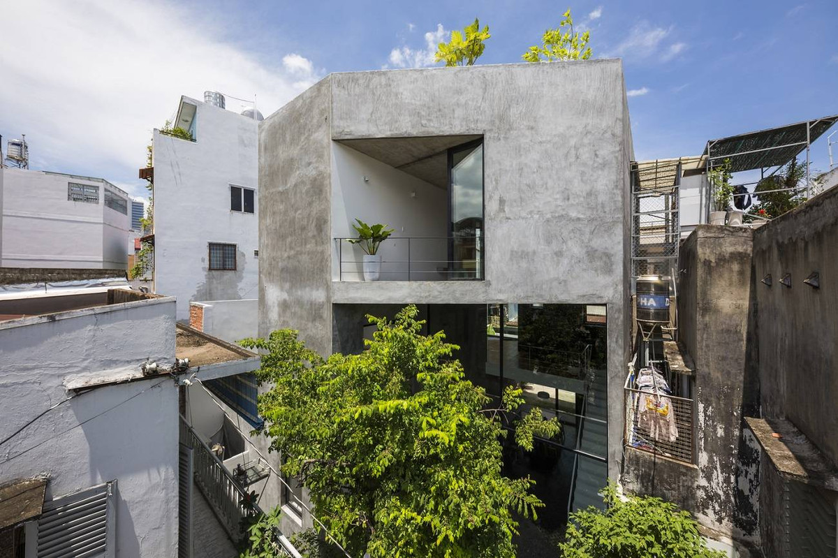 Cây thân gỗ vừa tạo độ xanh vừa tạo không gian thoáng mát cho công trình.