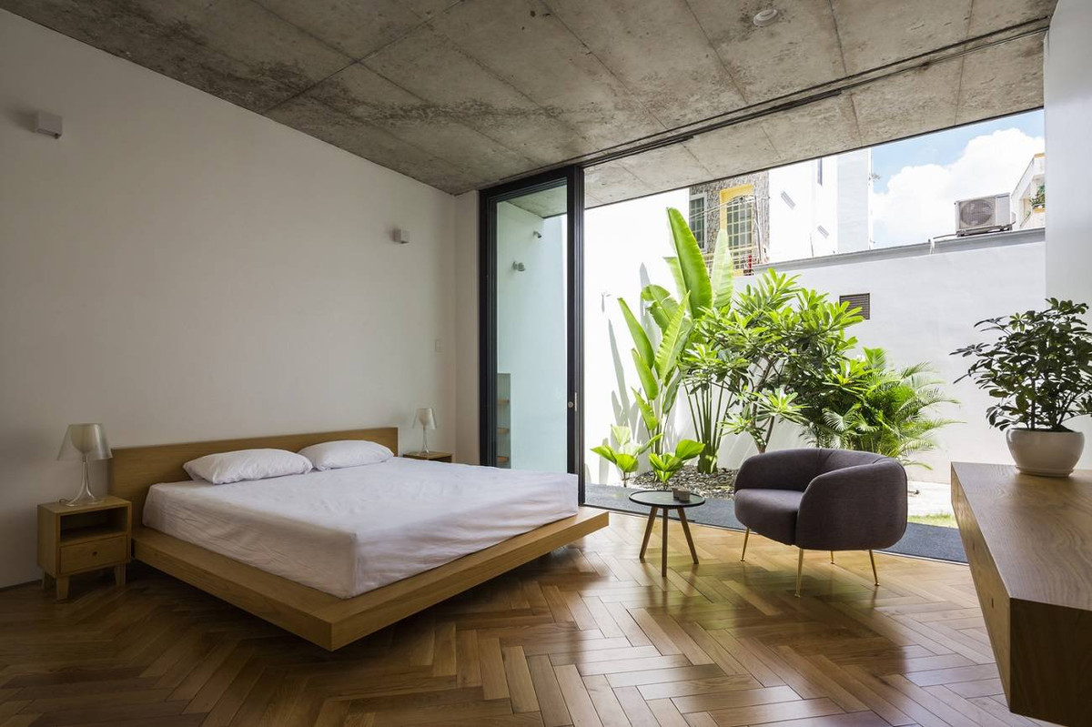 Nhà có 5 phòng ngủ, hai ở tầng trệt, một ở tầng 2 và hai phòng nữa ở tầng 3.