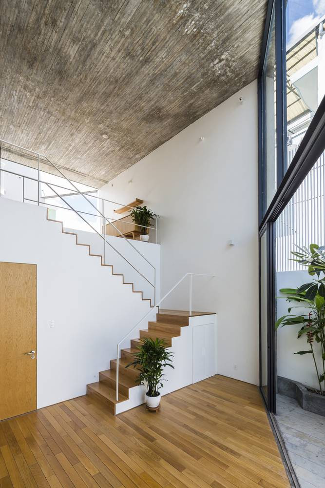 Cầu thang đóng vai trò là cầu nối giữa không gian chung và riêng.