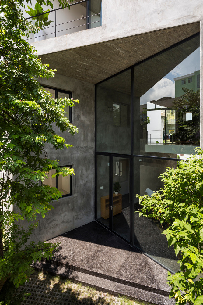 Hai khoảng thông tầng giúp căn nhà luôn thông thoáng.