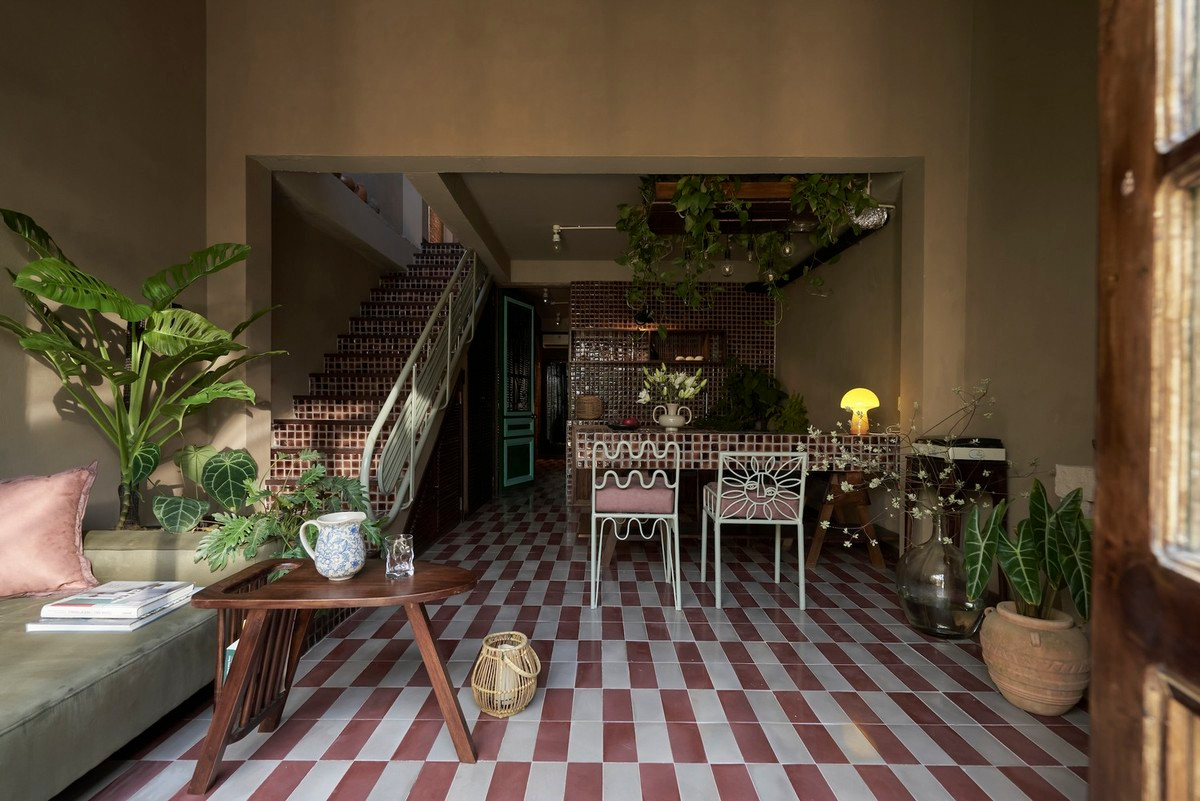 Tông màu chủ đạo của căn nhà là màu nâu, cam đất và màu đỏ của ngói đất sét nung, cùng với tông màu ấm của gỗ.