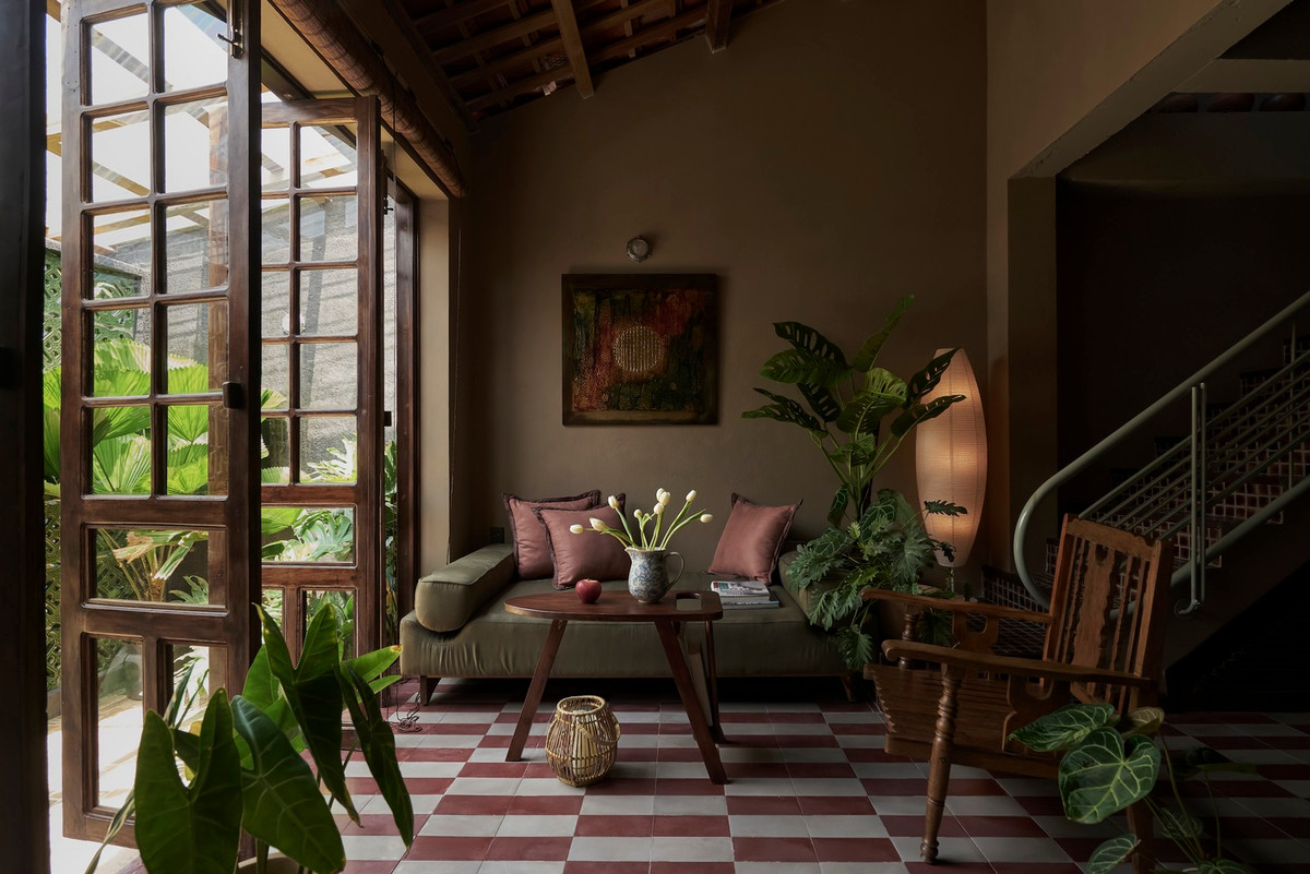 Ngoài ra, kiến trúc sư sử dụng những viên gạch khảm nhỏ, được sắp xếp tỉ mỉ ở nhiều khu vực khác nhau để tạo điểm nhấn trong cấu trúc.