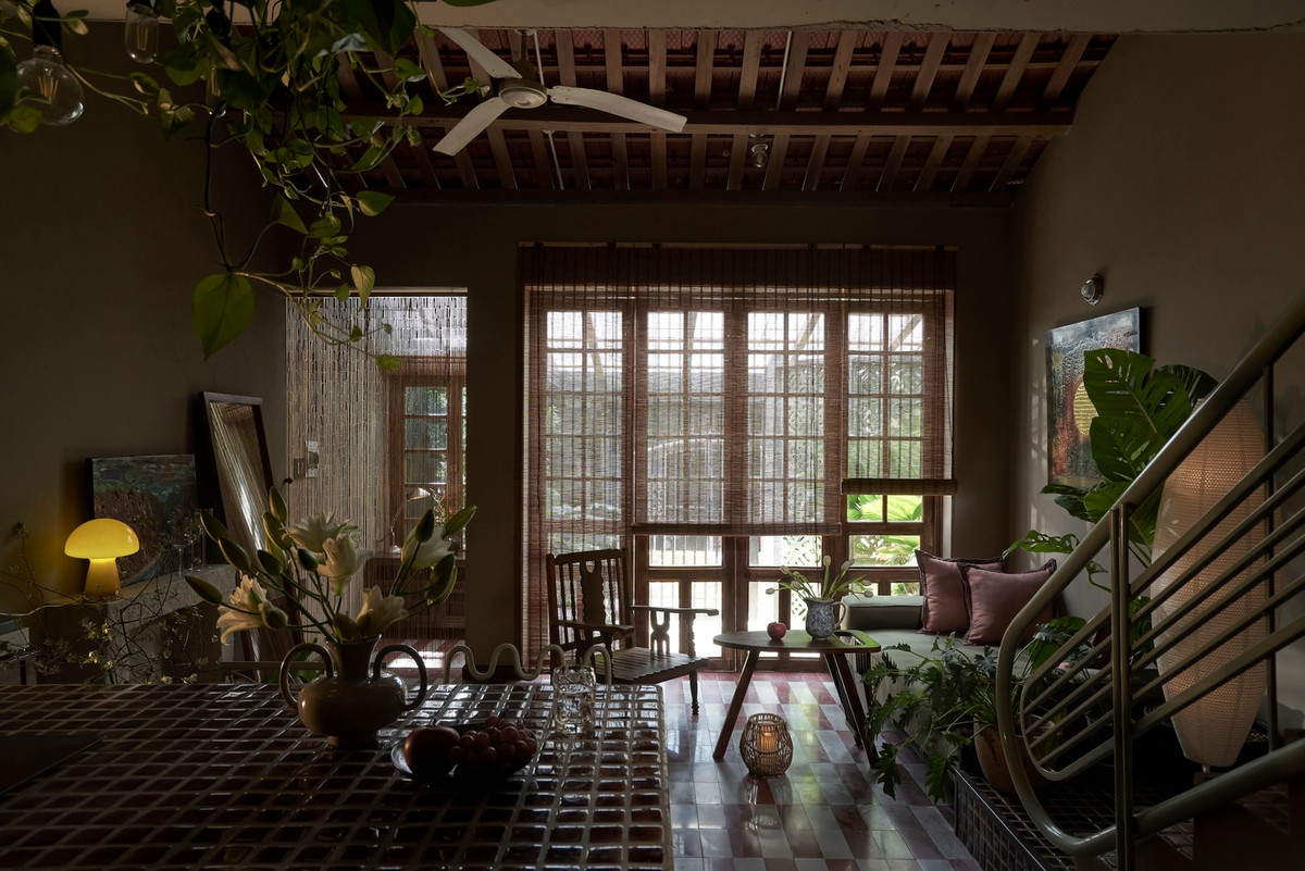 Toàn bộ nguồn sáng trong nhà lấy từ khu vực giếng trời giữa sân. Nguồn ảnh: Đỗ Sỹ