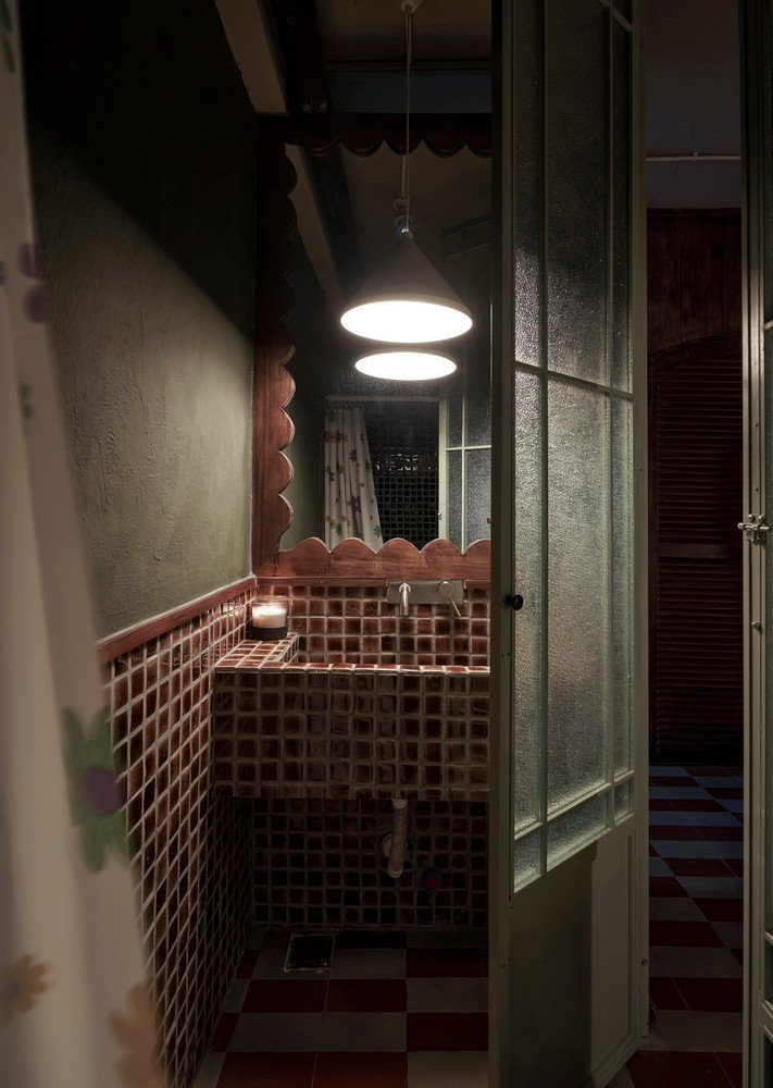 Từng chi tiết nhỏ như sàn gạch, vải làm rèm, mành đều được chăm chút kỹ lương để thể hiện sự mộc mạc, sâu lắng.