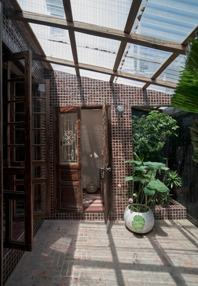 Bằng cách sử dụng một số cánh cửa cũ và kết hợp cẩn thận vào không gian cùng với các chi tiết hiện đại, kiến trúc sư cố gắng giữ lại nét duyên dáng hoài cổ của ngôi nhà mới này.