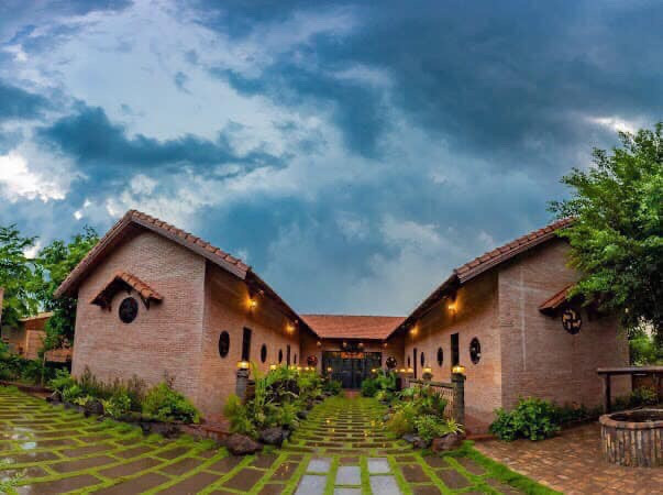 Biệt phủ gồm nhiều gian nhà liền kề. Lối đi giữa các gian nhà trang trí bằng tiểu cảnh, cây xanh, giếng nước. Ảnh: Zing