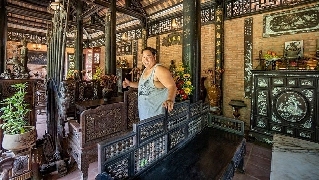 Phòng khách rộng rãi được Hoàng Mập đặt nhiều bộ bàn ghế, tấm phản... Ảnh: Vietnamnet