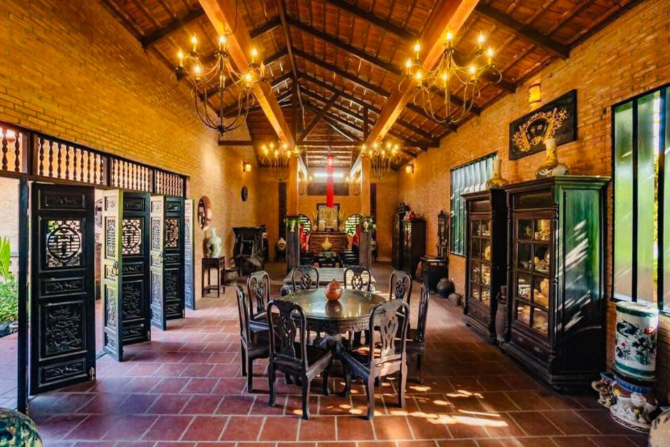 Toàn bộ nhà được làm bằng gỗ lim, huỳnh đàn. Ảnh: FBNV