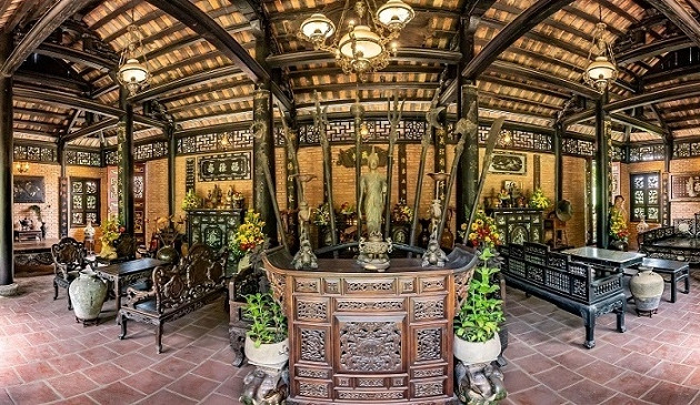 Ngôi nhà chính 3 gian là nơi ở của gia đình diễn viên Hoàng Mập. Đó là căn nhà cổ trên 100 tuổi được anh mua ở Nam Định và thuê thợ từ Nam Định vào lắp ráp. Ảnh: Vietnamnet