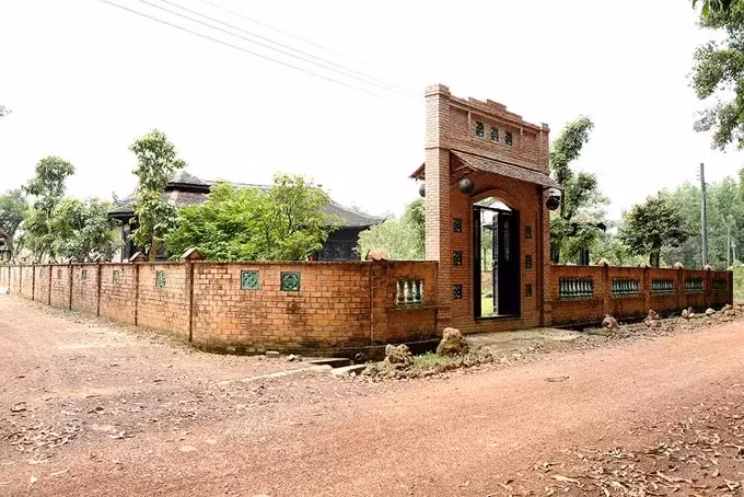 Sau khi ít xuất hiện trong phim ảnh để lui về làm việc với vai trò biên kịch, Hoàng Mập đã "bỏ phố về vườn" xây dựng biệt phủ rộng 1.600 m2 tại huyện Trảng Bom, Đồng Nai. Ảnh: Vietnamnet