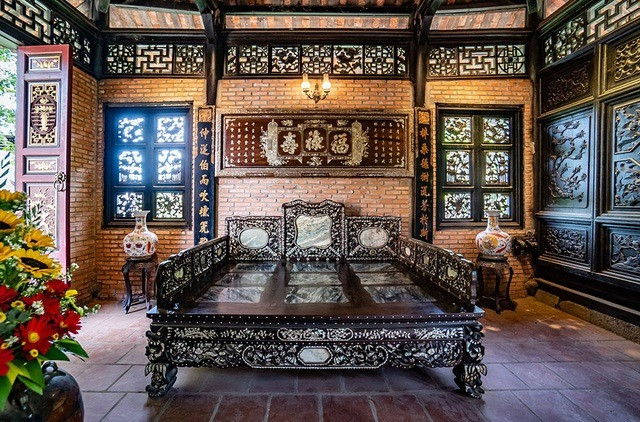 Phản gỗ được chạm khắc cầu kỳ bằng xà cừ. Ảnh: Dân trí