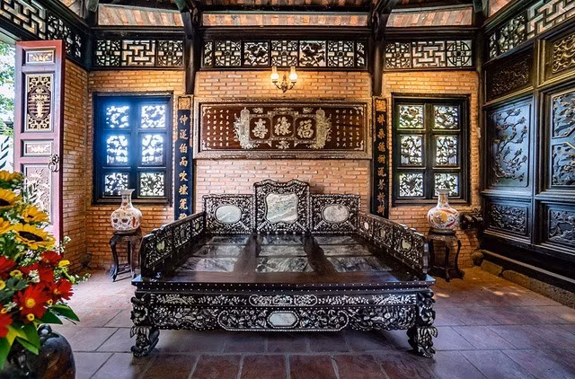 Phản gỗ được chạm khắc cầu kỳ bằng xà cừ. Ảnh: Dân trí