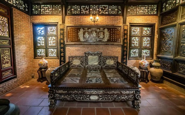 Vách tường, nền nhà xây bằng gạch, các cột và cửa là các loại gỗ quý. Ảnh: FBNV