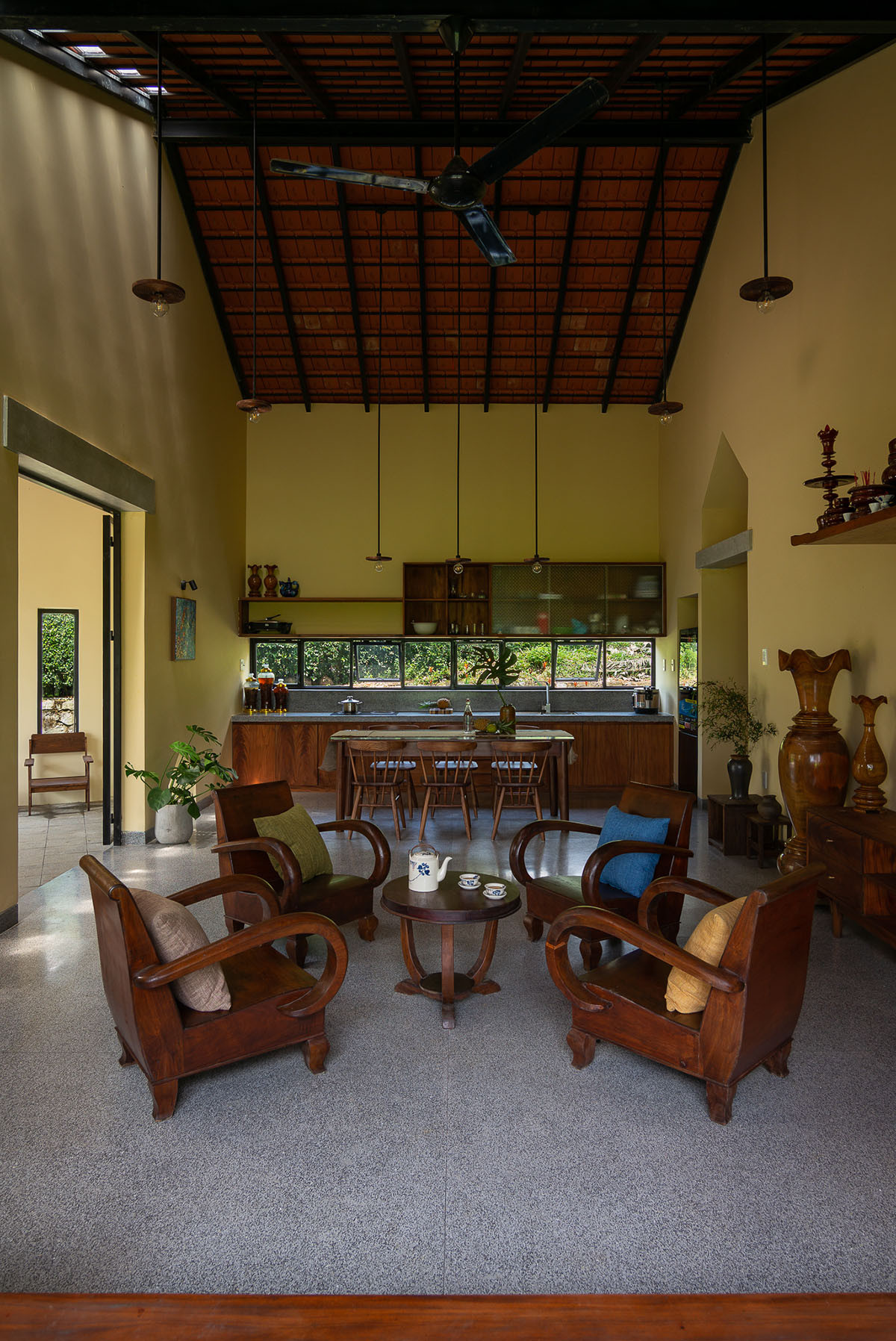 Trong khi đó, khối cao nhất bao gồm phòng khách, nhà bếp và khu vực ăn uống.