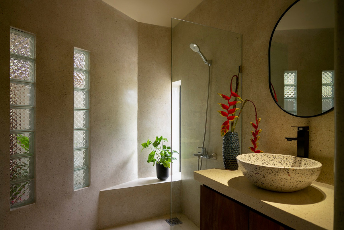 Hai khối bên dùng làm nhà để xe và phòng tắm.