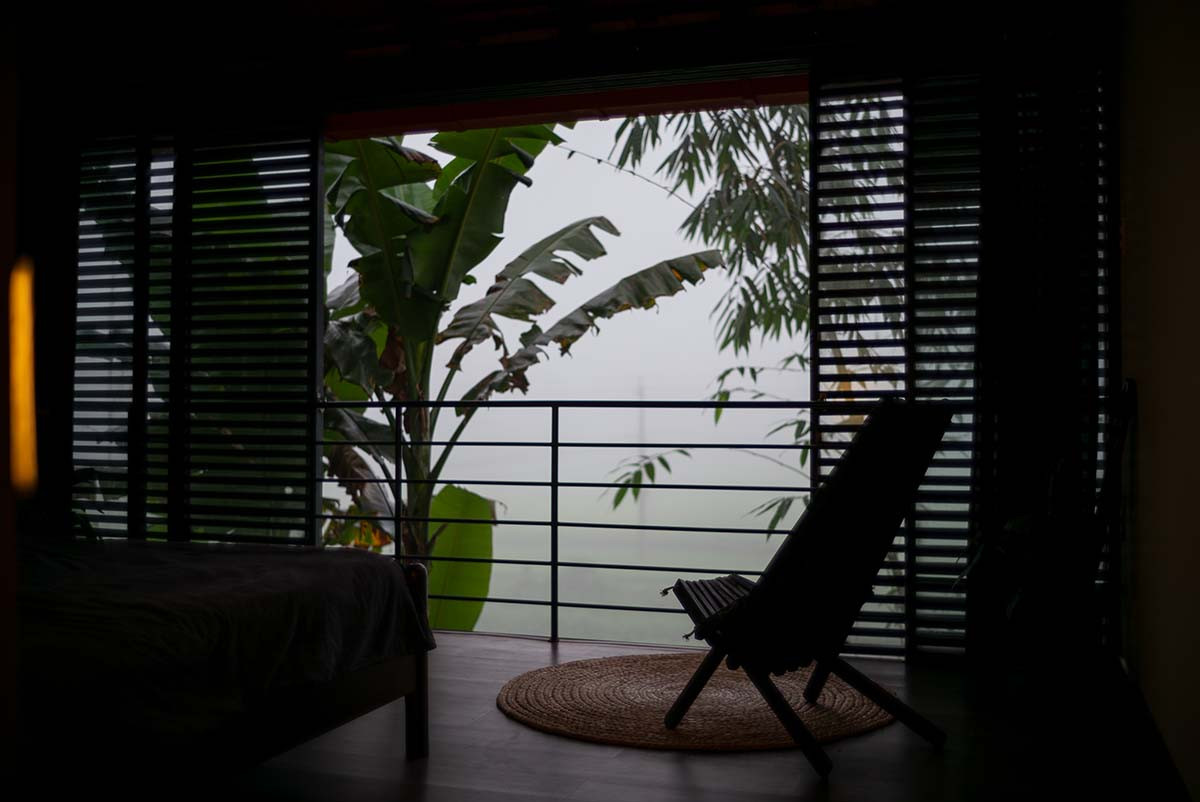 Để khắc phục tình trạng ô nhiễm tiếng ồn và khói bụi, kiến trúc sư đưa ra giải pháp thụt lùi khối nhà, xa mặt đường hơn so với lúc ban đầu.