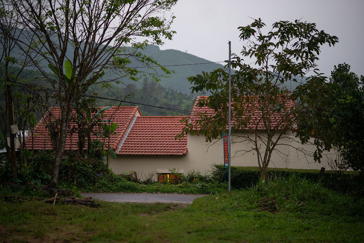 Công trình là một tổ hợp các khối nhà có độ cao mái khác nhau.