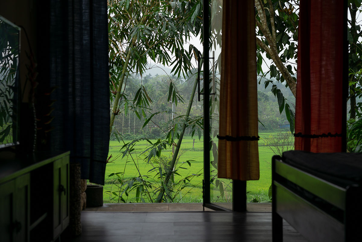 Thay vì nhìn ra đường, gia chủ giờ có thể hướng tầm mắt ra cánh đồng xanh và núi rừng.