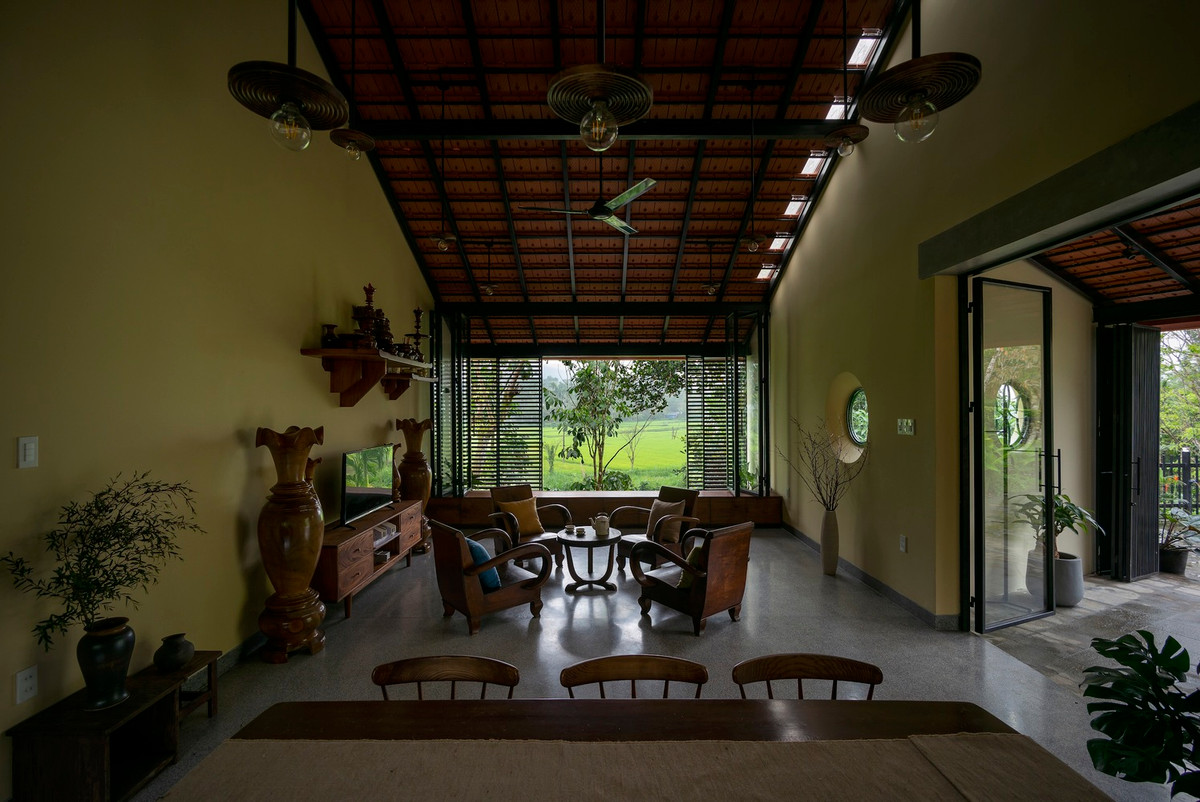 Trước đây, trên mảnh đất này có một ngôi nhà cấp 4 cũ với mặt tiền hướng ra phía đường chính, nhiều xe lớn qua lại và chịu nắng hướng Tây.