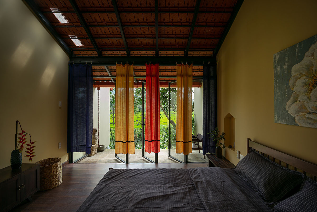 Hai khối nhà thấp hơn là không gian cho ba phòng ngủ.