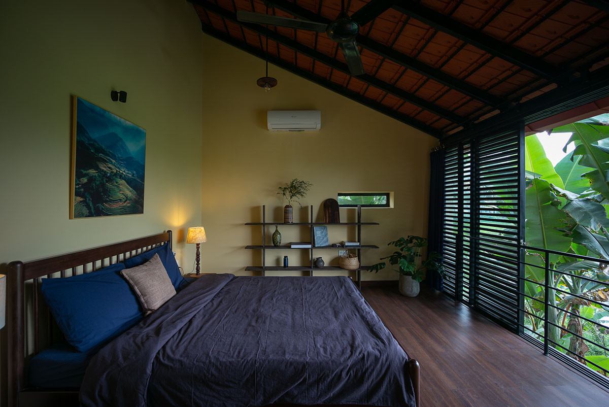 Các không gian chính tiếp cận trực tiếp với không gian ngoài trời thông qua các ô cửa và cửa sổ lớn.