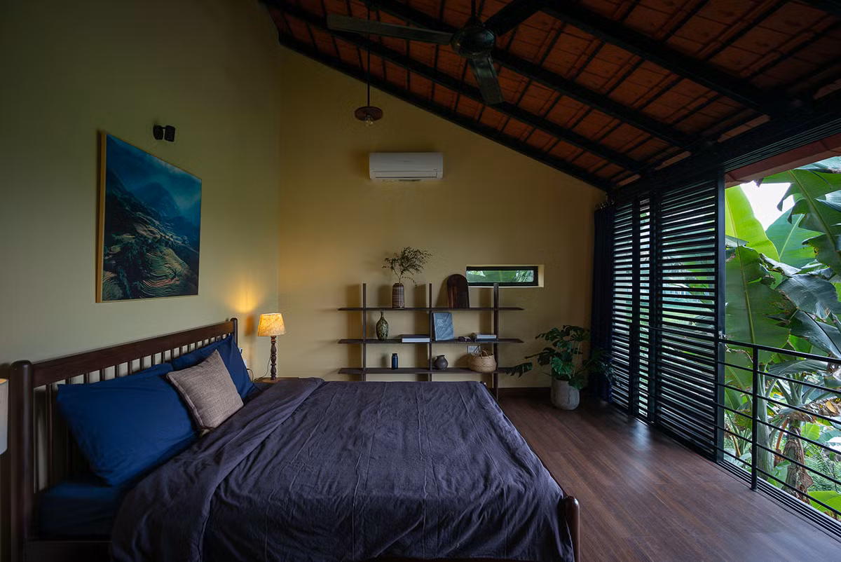 Các không gian chính tiếp cận trực tiếp với không gian ngoài trời thông qua các ô cửa và cửa sổ lớn.