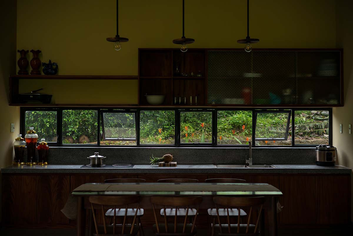 Nhà bếp "đậm chất Việt" và ngập tràn ánh sáng. Nguồn ảnh: Quang Dam
