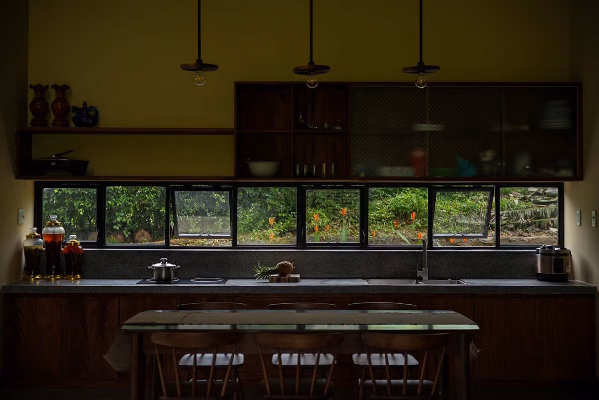 Nhà bếp "đậm chất Việt" và ngập tràn ánh sáng. Nguồn ảnh: Quang Dam