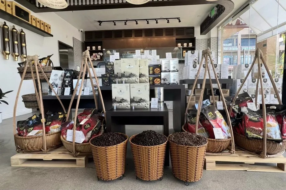 Tọa lạc tại trung tâm khu Little Saigon (Westminster, California), cửa hàng cà phê của Trung Nguyên Legend có diện tích rộng hơn 120 m2, phục vụ các món uống cà phê phin và espresso sử dụng 100% hạt cà phê Robusta và Arabica trồng tại Buôn Ma Thuột.