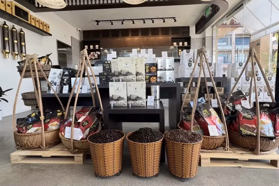 Tọa lạc tại trung tâm khu Little Saigon (Westminster, California), cửa hàng cà phê của Trung Nguyên Legend có diện tích rộng hơn 120 m2, phục vụ các món uống cà phê phin và espresso sử dụng 100% hạt cà phê Robusta và Arabica trồng tại Buôn Ma Thuột.