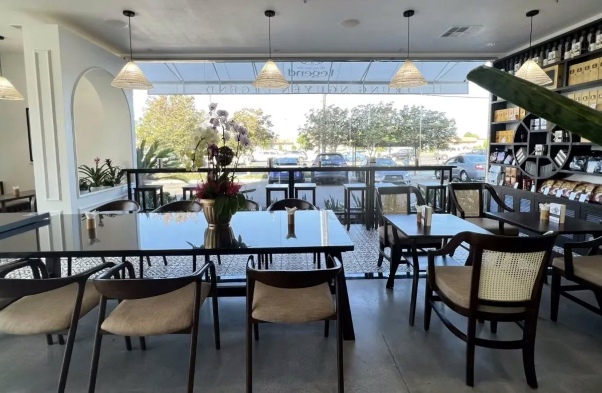 Theo Eater Los Angeles, cách thức phục vụ tại không gian Trung Nguyên Legend gây ấn tượng với việc bày trí đẹp mắt các món uống cà phê trên khay gỗ, thể hiện sự trân trọng và tính công phu thẩm mỹ..