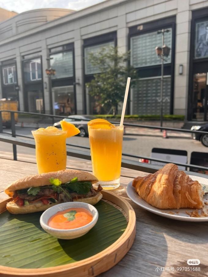 Một điểm cộng lớn của quán là không gian thoáng, nhiều cửa sổ và bàn ghế bố trí ở khu vực ban công, nhìn thẳng xuống đường phố tấp nập. Nguồn ảnh: Trung Nguyên Legend, Xiaohongshu