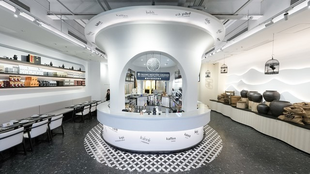 Với cửa hàng cà phê tại Thượng Hải, các trang trí sử dụng hoa văn, vật liệu truyền thống quen thuộc của người Việt như đá núi lửa, đất đỏ bazan, gốm, các đồ dùng bằng mây tre đan...