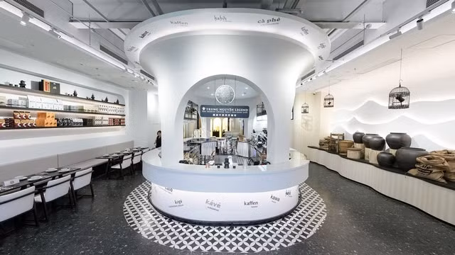 Với cửa hàng cà phê tại Thượng Hải, các trang trí sử dụng hoa văn, vật liệu truyền thống quen thuộc của người Việt như đá núi lửa, đất đỏ bazan, gốm, các đồ dùng bằng mây tre đan...