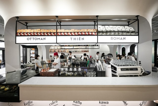 Cửa hàng được thiết kế với không gian mở, màu sắc đen và trắng chủ đạo.