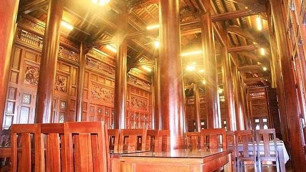 Toàn bộ hệ thống cột, kèo, trần nhà, sàn, tường... đều hoàn toàn bằng gỗ lim nguyên khối. Ảnh: Giadinhvietnam