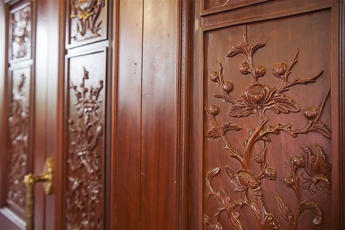 Cánh cửa bằng gỗ lim cũng được đục đẽo công phu, chạm trồ tinh xảo. Ảnh: Tiền phong