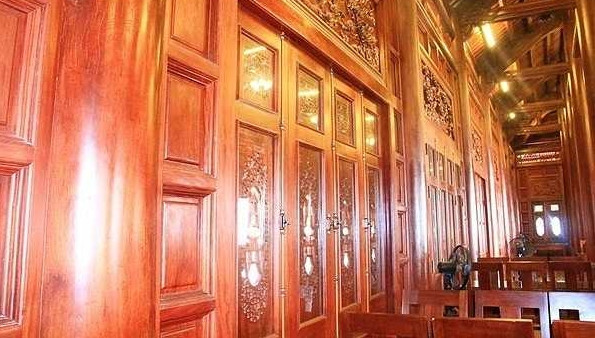 Tầng 2 của nhà sàn được trang trí bằng 25 tấm chạm trổ tinh xảo. Ảnh: Giadinhvietnam