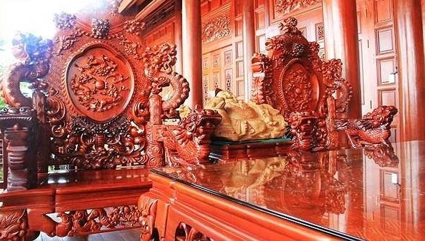 Bộ bàn ghế bằng gỗ lim đồ sộ. Ảnh: Giadinhvietnam