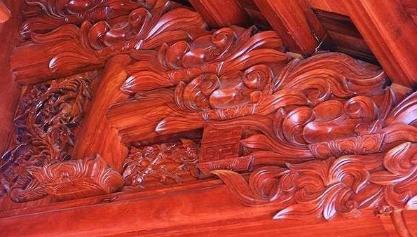 Đặc biệt, trên các tường gỗ được trang trí bằng 25 bức chạm trổ tinh xảo các họa tiết dân gian như hoa cỏ, chim muông thú... Ảnh: Giadinhvietnam