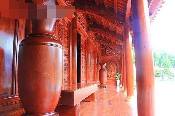 Căn nhà có 7 gian gỗ lim, cao 11 mét, gồm 16 cột cái bằng gỗ lim nguyên khối với đuờng kính 45 cm. Ảnh: Giadinhvietnam