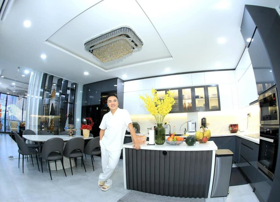 Căn nhà toát lên nét sang trọng, thấy rõ sự hoành tráng anh đầu tư cho không gian sống.