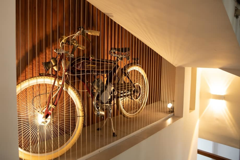 Bên trong nhà, nam ca sĩ dành riêng một góc khá nghệ thuật.